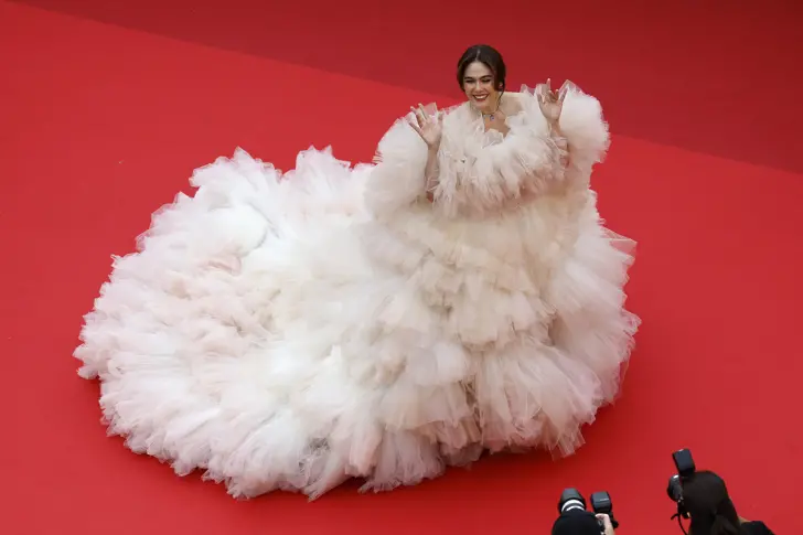Тайландската актриса Арая Харгейт пристиг0а в "спираща шоуто" модна рокля на Jean Paul Gaultier от пролет-лято 2022 г.