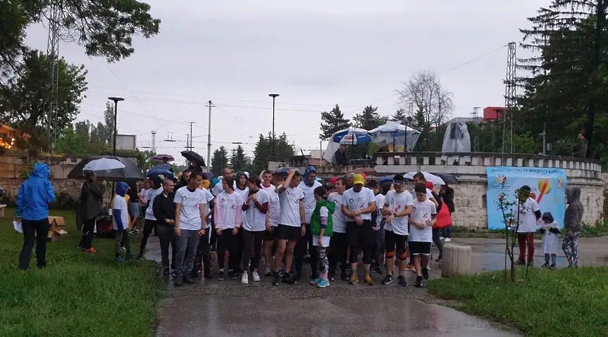Близо 100 плевенчани тичаха под дъжда в първото нощно бягане в парк „Кайлъка“