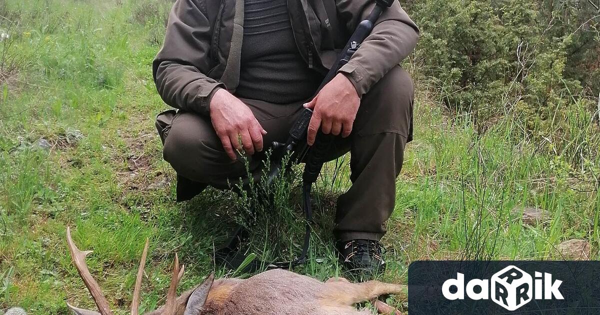 Ловец отстреля сръднак с три рога в Родопите който трофей