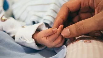 „Бели следи под нослето“: Бебе, дрогирано от майка си, получи сърдечен арест