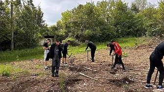 Ученици от ПГ „Васил Левски“ - Мездра засадиха 100 дръвчета в землището на Долна Кремена