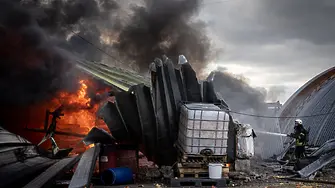 Падащи отломки причиниха пожари на две места в Киев, въздушна тревога е обявена в цяла Украйна
