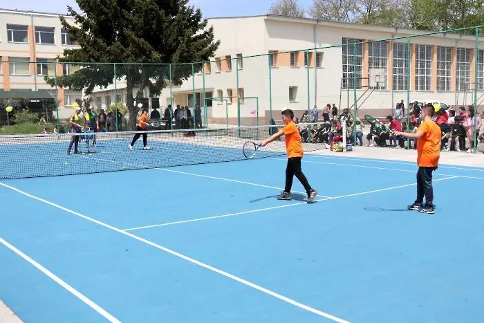 Ден преди края на Седмицата на спорта демонстрация по тенис на корт грабна вниманието на най-малките деца