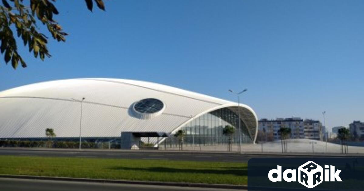 Министърът на младежта и спорта Весела Лечева и кметът на