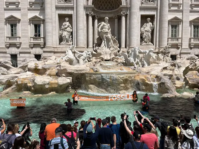 Екоактивисти боядисаха в черно водата в най-известния фонтан в Рим (видео и снимки)