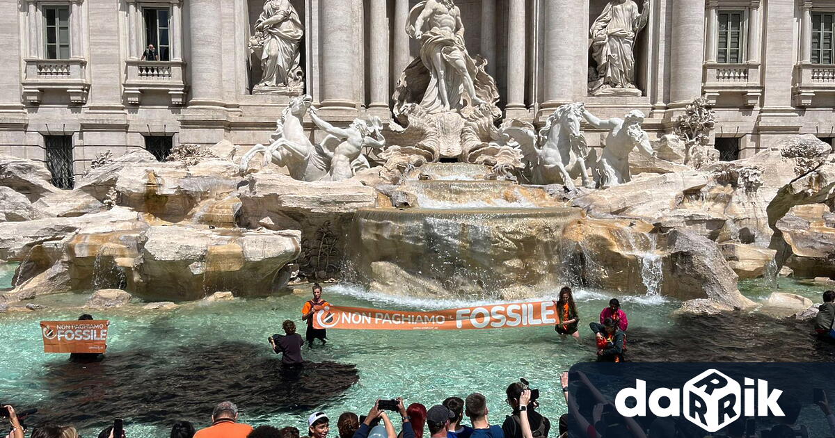 Водата във фонтана ди Треви почерня когато активисти за борба
