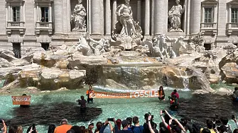 Екоактивисти боядисаха в черно водата в най-известния фонтан в Рим (видео и снимки)