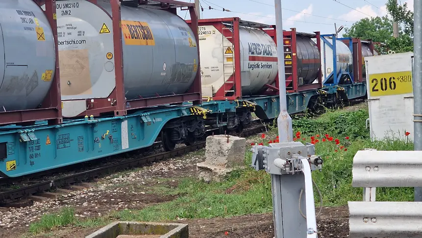 Товарен влак блъсна и уби на място човек край Казанлък