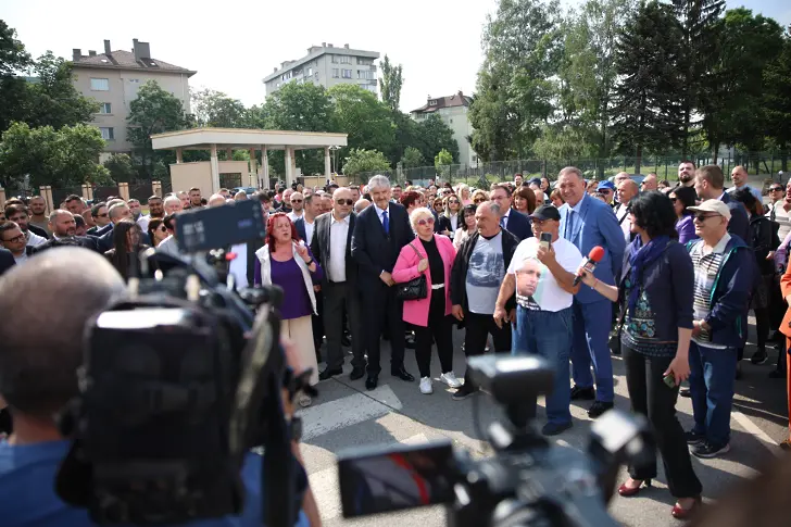 Борисов е на разпит, а симпатизанти се събраха пред СГП в подкрепа (снимки)