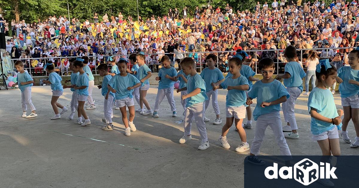 Стотици деца от 19 детски градини се включиха в празничен