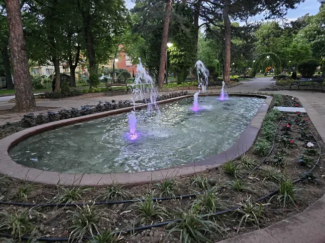 Благоустроителните дейности в Градска градина са към своя край