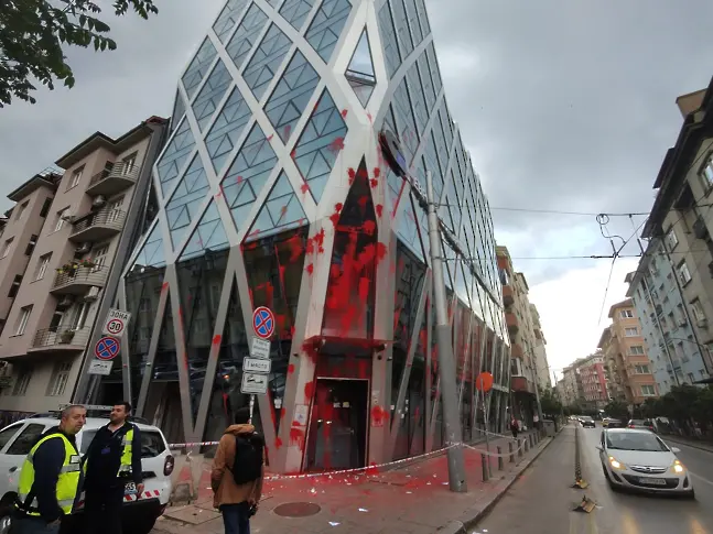ЕК осъжда вандалската проява срещу сградата на нейното представителство в София