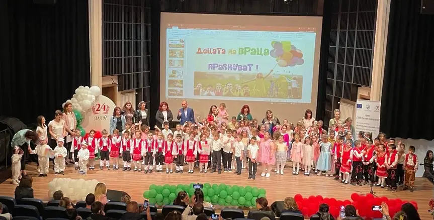 Стотици възпитаници на детските градини във Враца взеха участие в традиционния празник “Децата на Враца празнуват”.