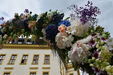 Червен килим и празнична украса за абитуриентите на Сливен