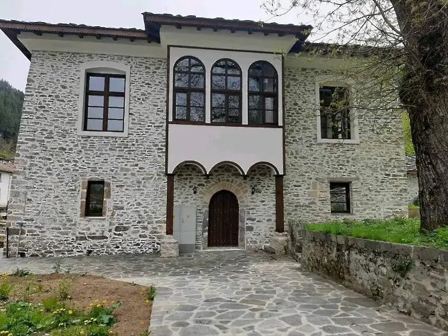 Музей-галерия „Владимир Рилски“ ще се открие в сградата на възстановеното Неделно килийно училище в Широка лъка 