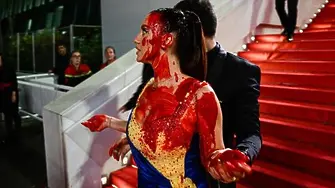 Жена, облечена в украинските цветове, се заля с фалшива кръв на фестивала в Кан (видео и снимки) 