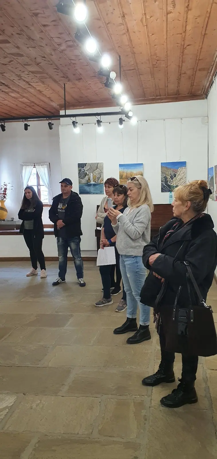 Жеравна посрещна „Медвен през погледа на художниците любители“ 