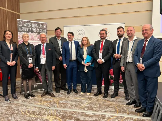 Евродепутати от пет държави застават зад българските си колеги в защита на розовото масло