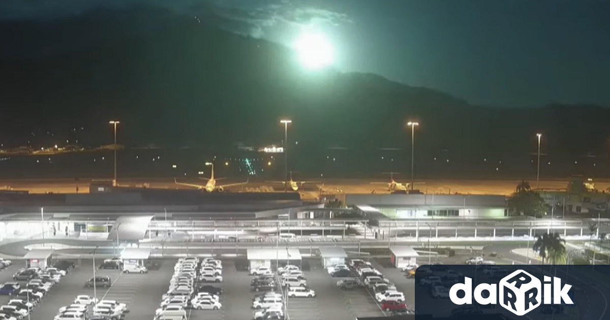 Невероятно видео заснето на австралийско летище показва как метеор пада