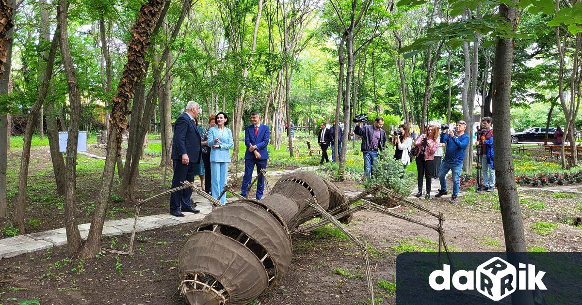 Кметът Здравко Димитров и украинският посланик Олеся Илашчук откриха Парка
