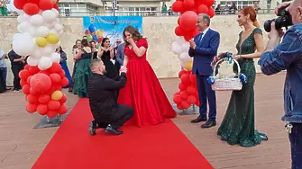 Зрелостник предложи брак на любимата си по време на абитуриентски бал в Асеновград (снимки и видео)
