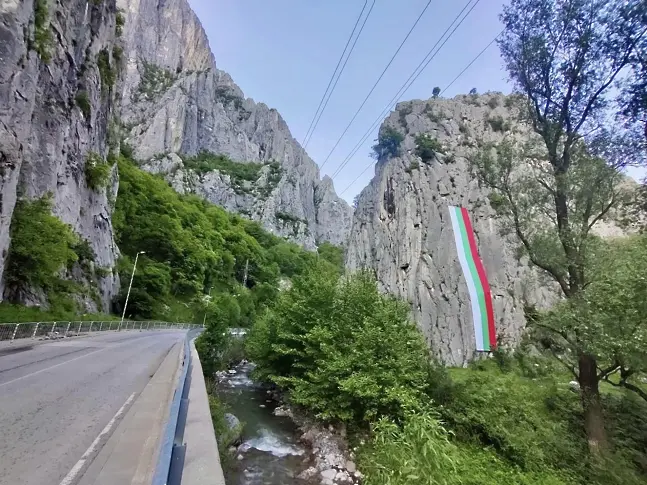 Българският трибагреник се развява над живописните скали на Вратцата