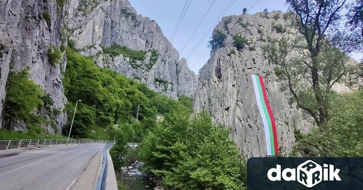 В навечерието на Ботеви дни 2023 българският трибагреникът се рязвява