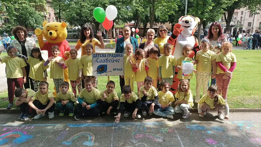 Близо 400 деца от Враца изрисуваха алеята към Стадиона
