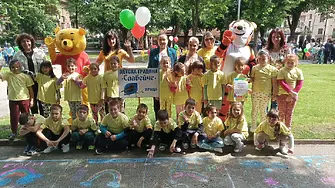 Близо 400 деца от Враца изрисуваха алеята към Стадиона