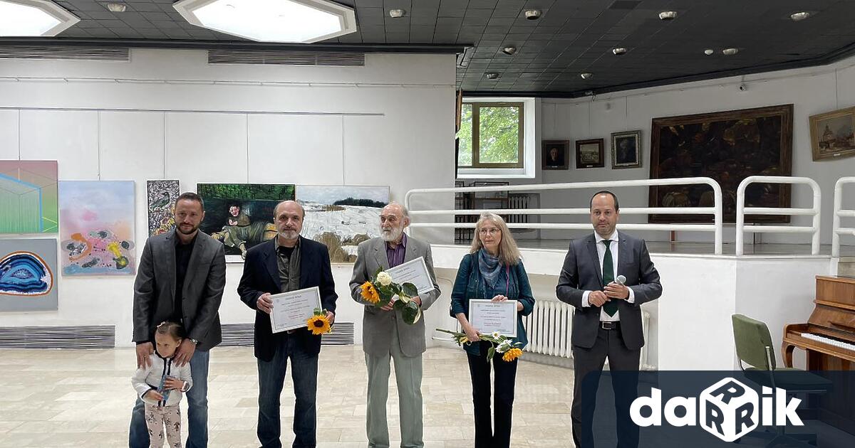 Наградиха победителите в Националната художествената изложба Земята на Ботев На