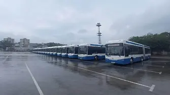 Новите 60 електробуси в очакване да поемат по варненските улици (СНИМКИ)