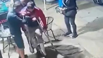 Мъж открадна портфейл от младеж в неравностойно положение (видео)