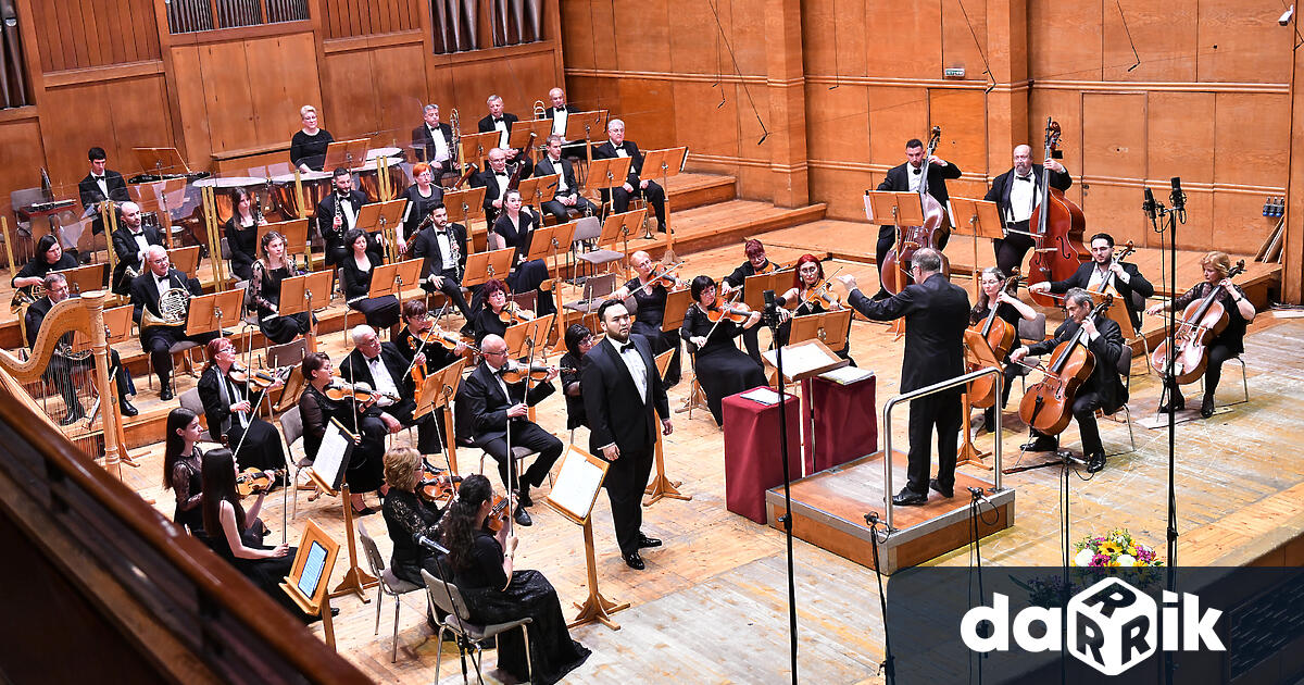 Симфоничен оркестър Сливен представи своя празничен концерт по случай 90