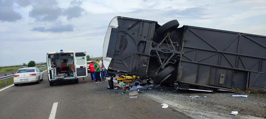 Автобус с туристи се обърна на АМ “Тракия” край Бургас, 12 са ранените