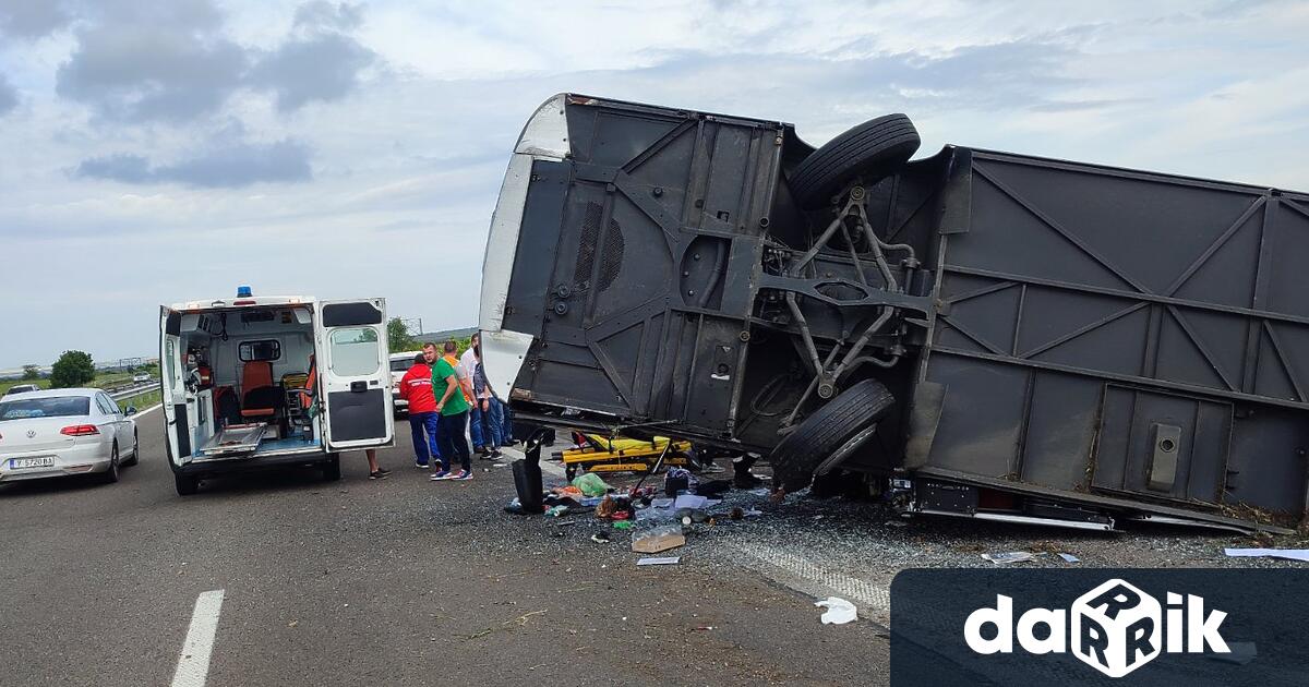 12 души са ранени след като туристически автобус катастрофира самостоятелно