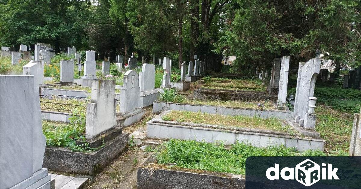 Приключи първото за годината косене на трева в Горноплевенските гробища