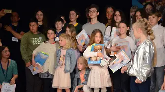 Наградиха украински деца, завършили с отличие олимпиада по български език
