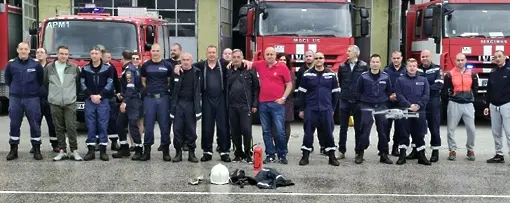 Изкъпаха дългогодишен пожарникар в последния му работен ден