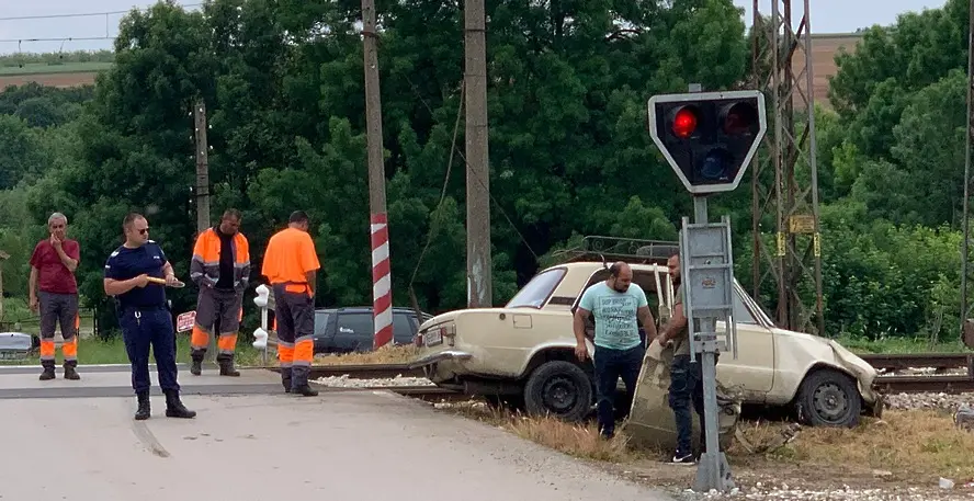 Влак блъсна лек автомобил на жп прелеза при село Гривица