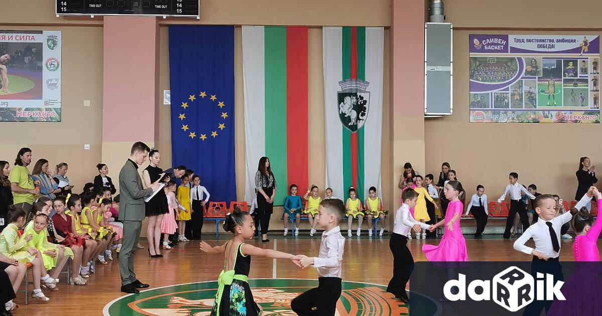Традиционният турнир по спортни танци в Сливен посветен на Международния