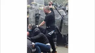 Ескалация в Косово: Ранени войници, арести, палки и батални сцени (видео и снимки) 