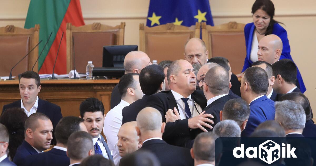 До физически сблъсък между депутатите се стигна в Народното събрание