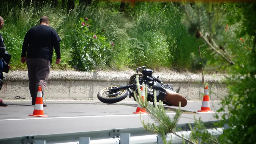 Моторист се блъсна в стена на пътя за Банско, в тежко състояние е 