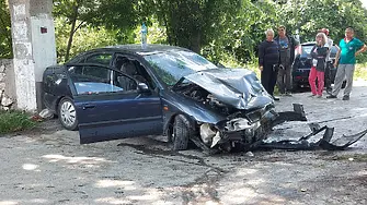 Шофьорът на едната кола от тежката катастрофа с жертва в Марково е с опасност за живота