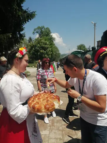 С хляб и сол посрещнаха теснолинейката във Велинград