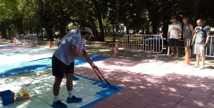 Започна мащабното рисуване на асфалт в центъра на Варна (СНИМКИ)