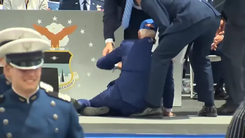 Президентът на САЩ Джо Байдън се спъна и падна на събитие в Колорадо (видео) 