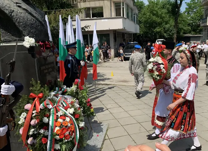 Плевен почете паметта на Ботев и загиналите за свободата на България/СНИМКИ/
