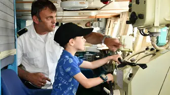 Деца се качиха на бойни кораби във Варна (СНИМКИ)