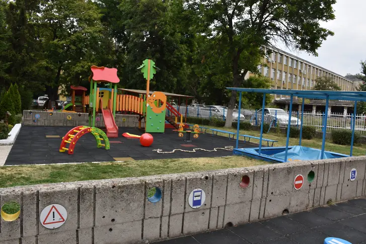 Започват програмите за облагородяване на дворовете в училищата и детските градини
